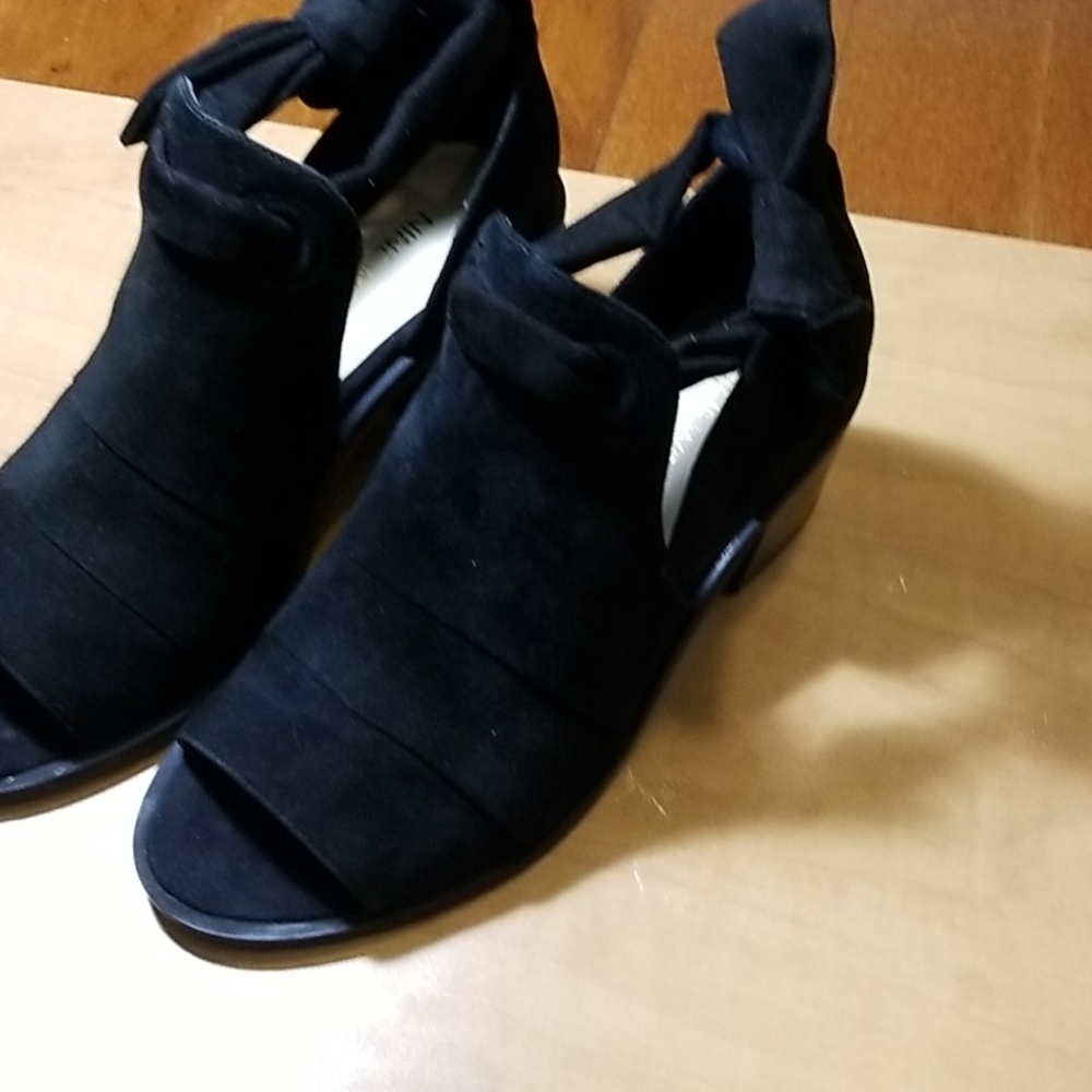 Shoes - Picture 2 of 4